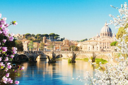 Foto de Catedral de San Pedro sobre puente y río en Roma en el día de la primavera, Italia - Imagen libre de derechos