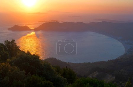 Beliebte Strände von Korfu. Tolle Aussicht am Strand von Agios Georgios Pagon auf der Insel Korfu bei Sonnenuntergang, Griechenland