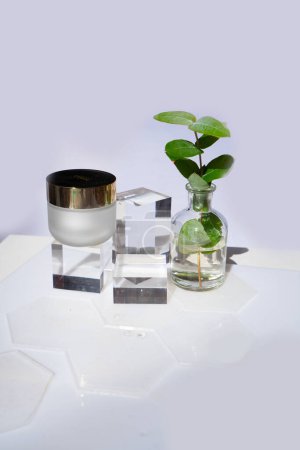 Crema facial probada en laboratorio en recipiente de vidrio blanco en podios transparentes