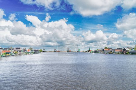 traditionelle holländische Windmühlen, malerisches Panorama-Banner von Zaanse Schans über dem Fluss an Sommertagen, Niederlande,