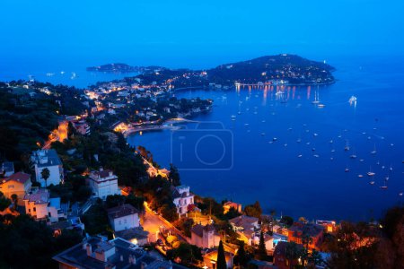 Bunte Küste mit Booten und Schiffen, Cote dAzur Provence, bei Nacht, Frankreich