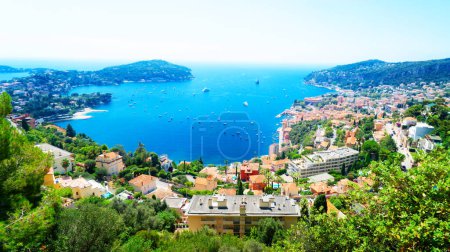 Téléchargez les photos : Côte colorée et eau turquoise avec maisons et bateaux, panorama de cote dazur Provence, France - en image libre de droit