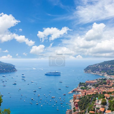 Téléchargez les photos : Côte colorée et eau turquoise avec bateaux et bateaux, cote dAzur, France - en image libre de droit