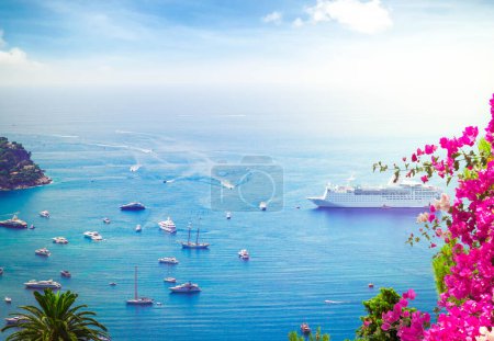 Téléchargez les photos : Côte colorée et eaux bleues avec bateaux et bateaux, cote dAzur Provence, France, en été - en image libre de droit