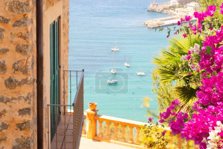 Téléchargez les photos : Beaux détails du port de Port Soller, Majorque en été avec des fleurs, Espagne - en image libre de droit