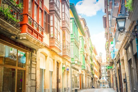 Häuser der historischen Innenstadt von Bilbao, Spanien, retro getönt