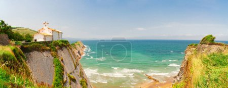Téléchargez les photos : Panorama sur la plage d'Itzurun et les collines de la côte de Zumaia en été, Pais Vasco - en image libre de droit
