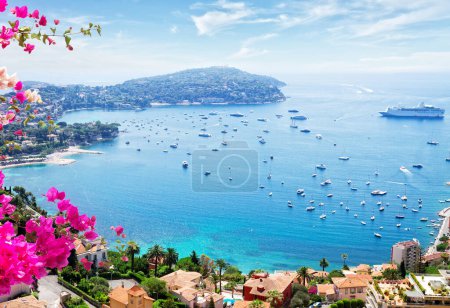Landschaft der Riviera-Küste, türkisfarbenes Wasser und blauer Himmel der Cote Dazur an sonnigen Sommertagen, Frankreich, getönte