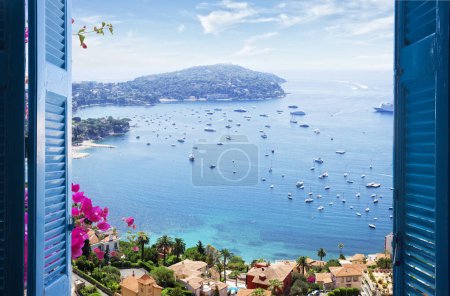 Landschaft der Riviera-Küste und türkisfarbenes Wasser des Mittelmeeres, Cote dazur an sonnigen Sommertagen, französische Riviera, Frankreich, retro getönt