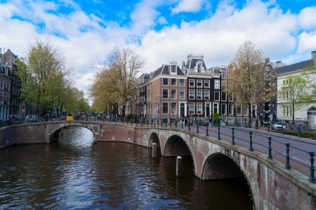 Foto de Terraplén y puente del anillo del canal, Amsterdam, Países Bajos - Imagen libre de derechos
