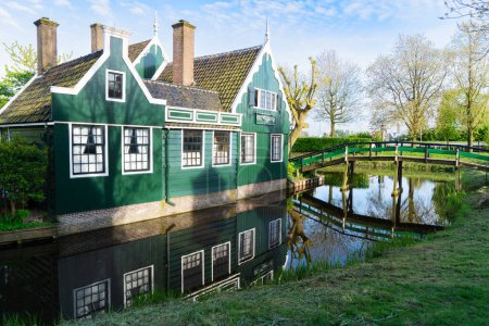ländlich holländischen Land Skyline der kleinen Altstadt zaanse schans und Tulpenfelder, Niederlande