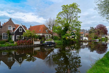 ländliche holländische traditionelle Land kleine Altstadt Edam mit Kanälen, Niederlande
