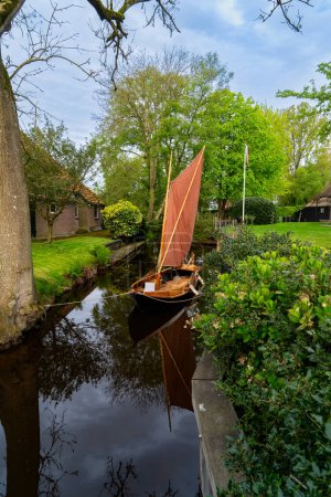 ländliche holländische traditionelle Land kleine Altstadt Giethoorn mit Kanälen und Booten, Niederlande