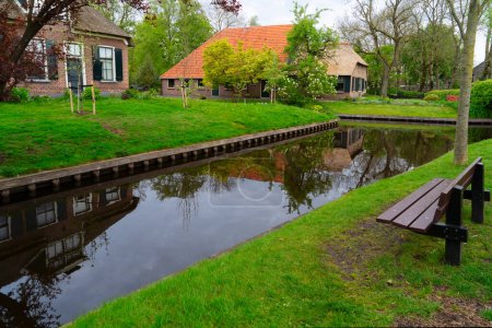 ländliche holländische traditionelle Land kleine Altstadt Giethoorn mit Kanälen, Niederlande