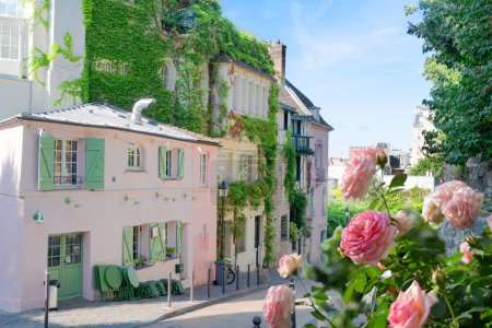 Blick auf gemütliche Straße im Viertel Montmartre in Paris, Frankreich. gemütliches Stadtbild von Paris im Sommer mit Rosenblüten. Architektur und Sehenswürdigkeiten von Paris.