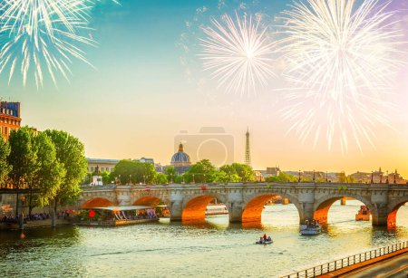 puente Pont Neuf y el río Sena al atardecer soleado de verano con fuegos artificiales, París, Francia