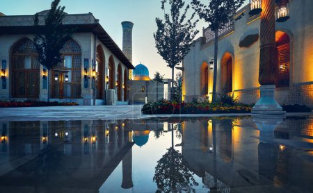 Téléchargez les photos : Samarkand Ville éternelle Boqiy Shahar Registan place publique avec mosquée et minaret complexe moderne de la ville antique avec réflexion et illumination colorée en Ouzbékistan - en image libre de droit