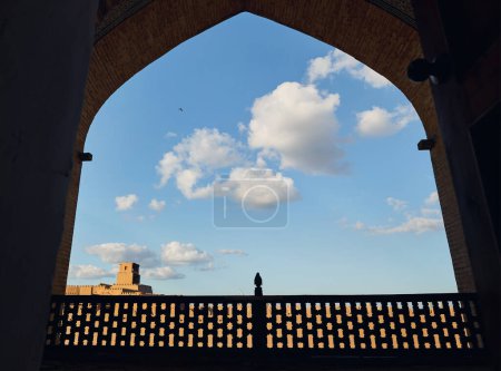 Téléchargez les photos : Muhammad Amin Khan madrassah fenêtre sur l'Arche Kunya Citadelle forts et ciel bleu dans la ville antique Itchan Kala à Khiva, Ouzbékistan. - en image libre de droit
