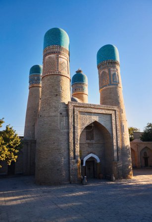 Téléchargez les photos : Vieille madrasah mineure avec quatre tours au centre de la ville de Boukhara en Ouzbékistan - en image libre de droit