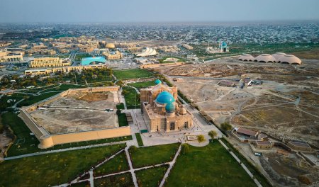 Vista aérea del Mausoleo de Khoja Ahmed Yasavi en la ciudad de Turkestán antiguo edificio al atardecer en Kazajstán del Sur