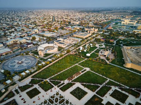Luftaufnahme der Karawane Sarai im alten Kulturzentrum der Stadt Turkestan bei Sonnenuntergang in Südkasachstan 