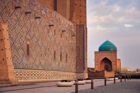 Exterior del Mausoleo de Khoja Ahmed Yasavi en la ciudad de Turkestán antiguo edificio en el sur de Kazajstán