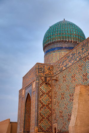Exterior del Mausoleo de Khoja Ahmed Yasavi en la ciudad de Turkestán antiguo edificio en el sur de Kazajstán