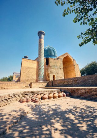 Extérieur du vieux bâtiment Mausolée Gur Emir avec minaret et dôme bleu de Tamerlan Amir Timur à Samarkand, Ouzbékistan