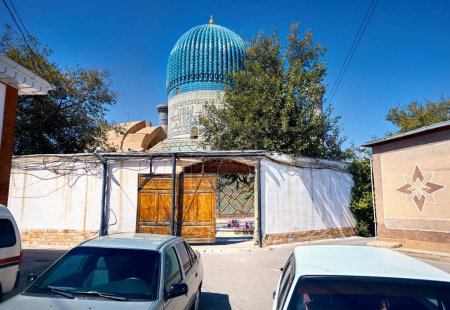 Außenansicht des alten Gebäudes Gur Emir Mausoleum mit Minarett und blauer Kuppel von Tamerlane Amir Timur in Samarkand, Usbekistan