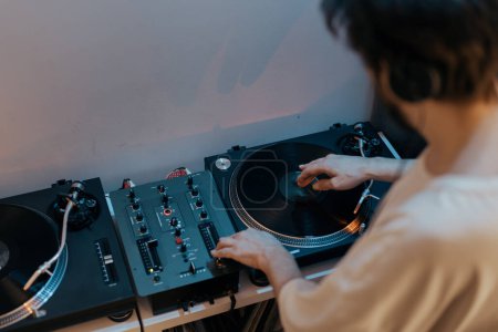 DJ en acción, trabajando con tocadiscos y mezclador para crear música en un lugar de entretenimiento.