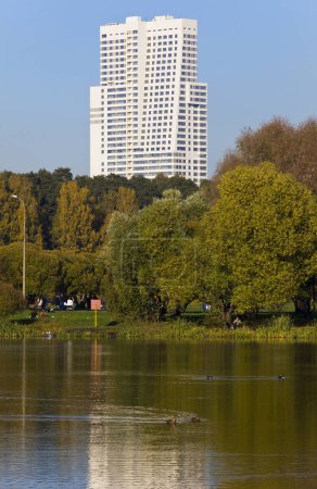 Téléchargez les photos : Parc avec étang et bâtiment en hauteur à l'arrière-plan - en image libre de droit