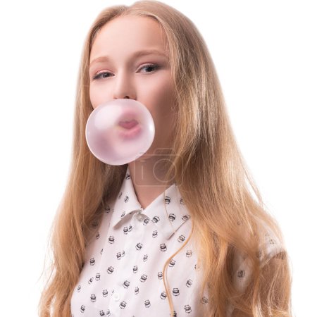 Foto de Bonita rubia adolescente vistiendo camiseta blanca con goma de mascar aislada en la cintura retrato - Imagen libre de derechos