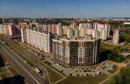 Téléchargez les photos : Vue aérienne des bâtiments contemporains à plusieurs étages situés dans le quartier moderne de la ville sous un ciel bleu nuageux par temps ensoleillé - en image libre de droit