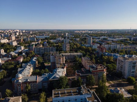Téléchargez les photos : Vue aérienne du paysage urbain avec des bâtiments résidentiels et des arbres verts sous le ciel bleu, Kirov - en image libre de droit