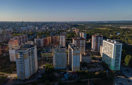 Luftaufnahme der zeitgenössischen Stadt mit Hochhäusern und Wolkenkratzern vor wolkenlosem Himmel, Kirow