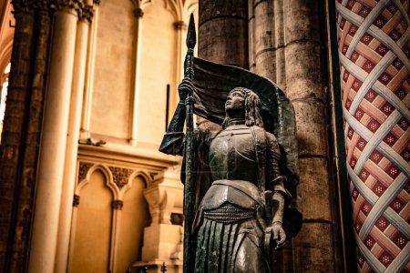 Téléchargez les photos : Statue de Jeanne dArc dans la cathédrale de Bordeaux à l'intérieur, église catholique romaine Saint Andrew. Célèbre bâtiment touristique bordelais, - en image libre de droit