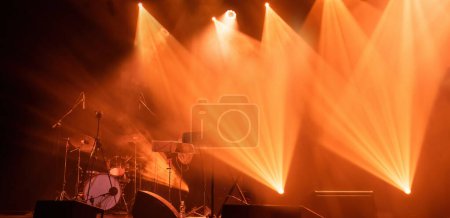 Foto de Luz en un escenario de música libre, escena de grupo de rock con focos en la niebla - Imagen libre de derechos