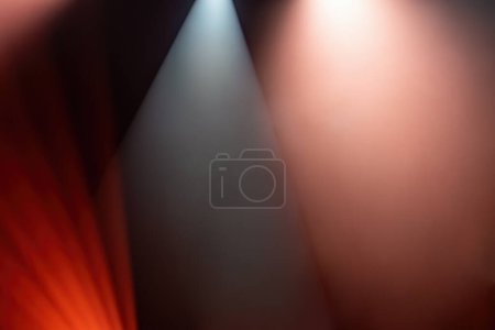 Téléchargez les photos : Fond abstrait de lumière rouge et blanche de la scène à partir de projecteurs projecteurs, fond lumineux - en image libre de droit
