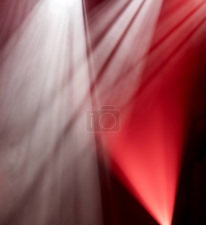 Téléchargez les photos : Fond abstrait de lumière rouge et blanche de la scène à partir de projecteurs projecteurs, fond lumineux - en image libre de droit