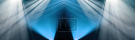 Téléchargez les photos : Fond abstrait de lumière bleue et blanche de scène à partir de projecteurs projecteurs, vue panoramique - en image libre de droit