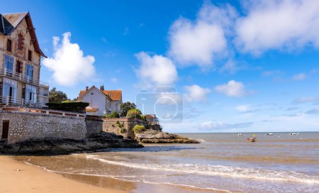 Photo for Beautiful house on sea coast with scenic view on ocean and sky. Beach vacation building on seashore - Royalty Free Image