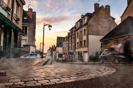Téléchargez les photos : Rue centrale à Blois, France. Belle ville avec brume, - en image libre de droit