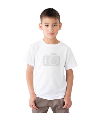 Foto de La camiseta se burla. Lindo niño en blanco camiseta blanca aislada sobre un fondo blanco. - Imagen libre de derechos