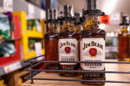 Foto de Whisky Jim Beam botellas en el primer plano del supermercado. Alcohol fuerte bebida para la fiesta en la tienda. Poznan, Polonia, 2020-09-06 - Imagen libre de derechos