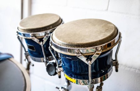 Téléchargez les photos : Des bongos bleus à la batterie en studio d'enregistrement pour une fragrance hard beat. Instrument de musique professionnel pour concerts rock - en image libre de droit
