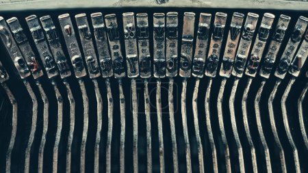 Téléchargez les photos : Touches dactylographiées d'une vieille machine à écrire manuelle sur une machine à écrire rétro, gros plan - en image libre de droit