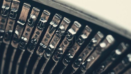 Téléchargez les photos : Lettres et chiffres sur les touches dactylographiées d'une vieille machine à écrire manuelle sur une machine à écrire rétro, vue rapprochée - en image libre de droit