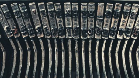 Téléchargez les photos : Lettres et chiffres sur les touches dactylographiées d'une vieille machine à écrire manuelle sur une machine à écrire rétro, vue rapprochée - en image libre de droit
