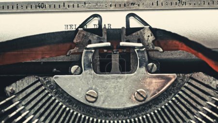 Foto de Máquina de escribir vintage con texto Capítulo Uno, vista de cerca - Imagen libre de derechos