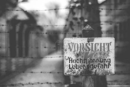 Téléchargez les photos : Poland, Auschwitz - April 18, 2014: Warning sign in the former concentration and extermination camp Auschwitz - en image libre de droit